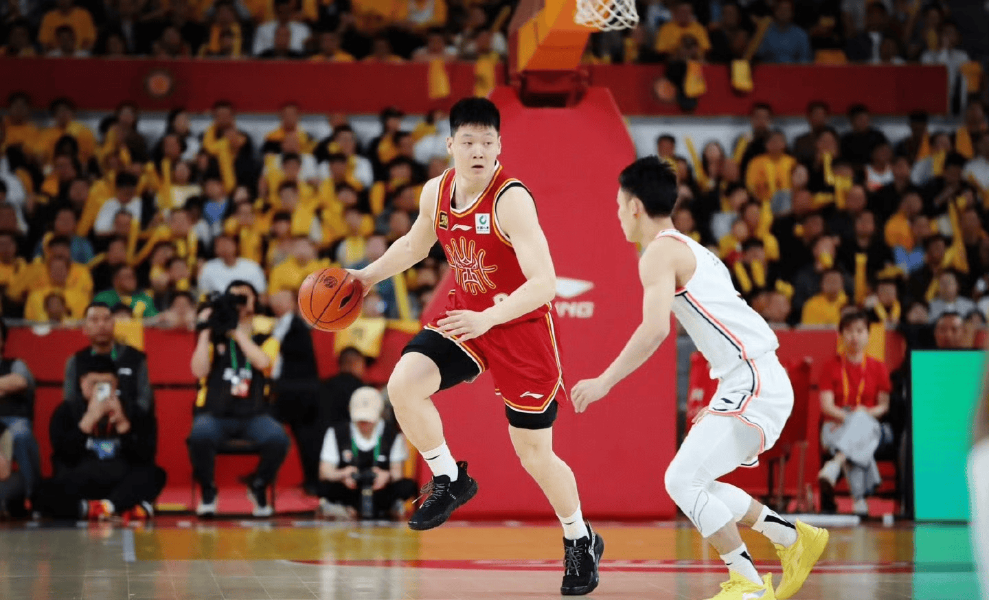 深圳男篮训练开放日，今夜队长鼓劲引欢呼，NBA季后赛在即，球队文化再被提及的简单介绍-米兰体育APP